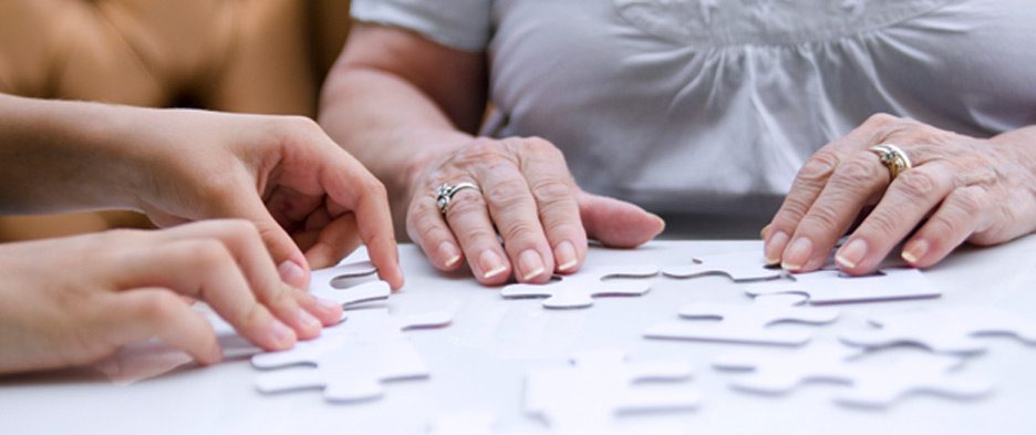 Elderly-woman-working-on-puzzle-as-part-of-memory-care-in-Los-Angeles