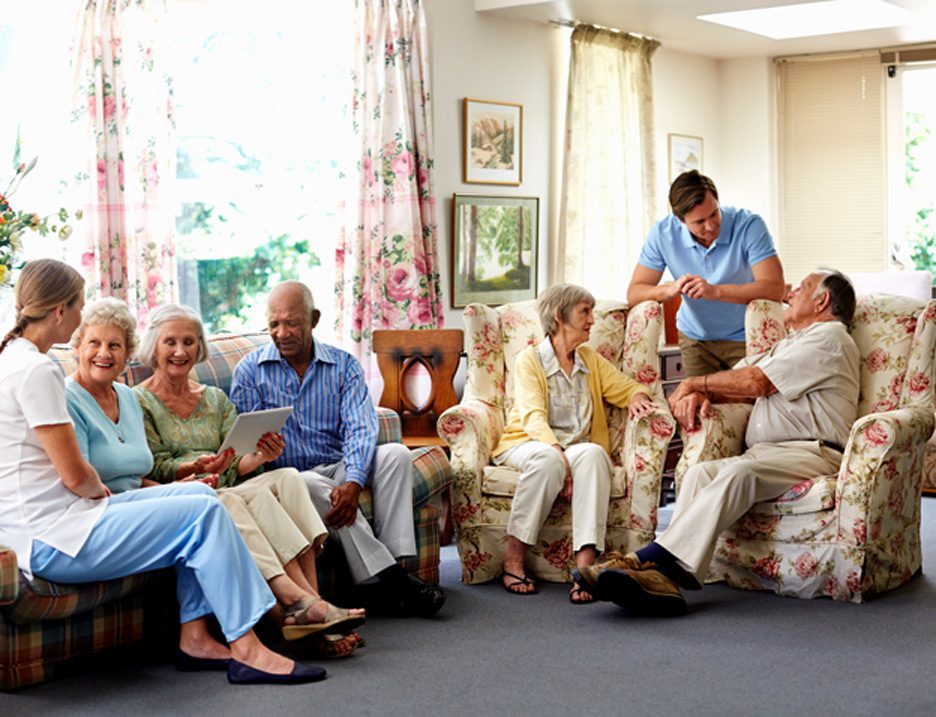 Group-of-residents-socializing-at-assisted-living-in-Oxnard
