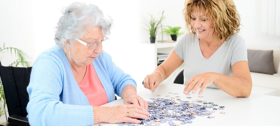 Senior-woman-doing-puzzle-at-facility-offering-memory-care-in-Ventura-County
