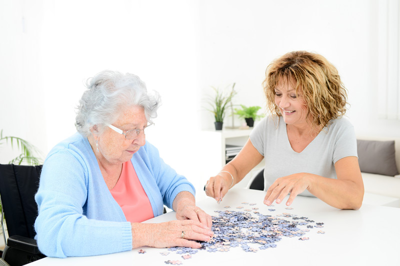 Senior-woman-doing-puzzle-at-facility-offering-memory-care-in-Ventura-County Senior-woman-doing-puzzle-at-facility-offering-memory-care-in-Ventura-County